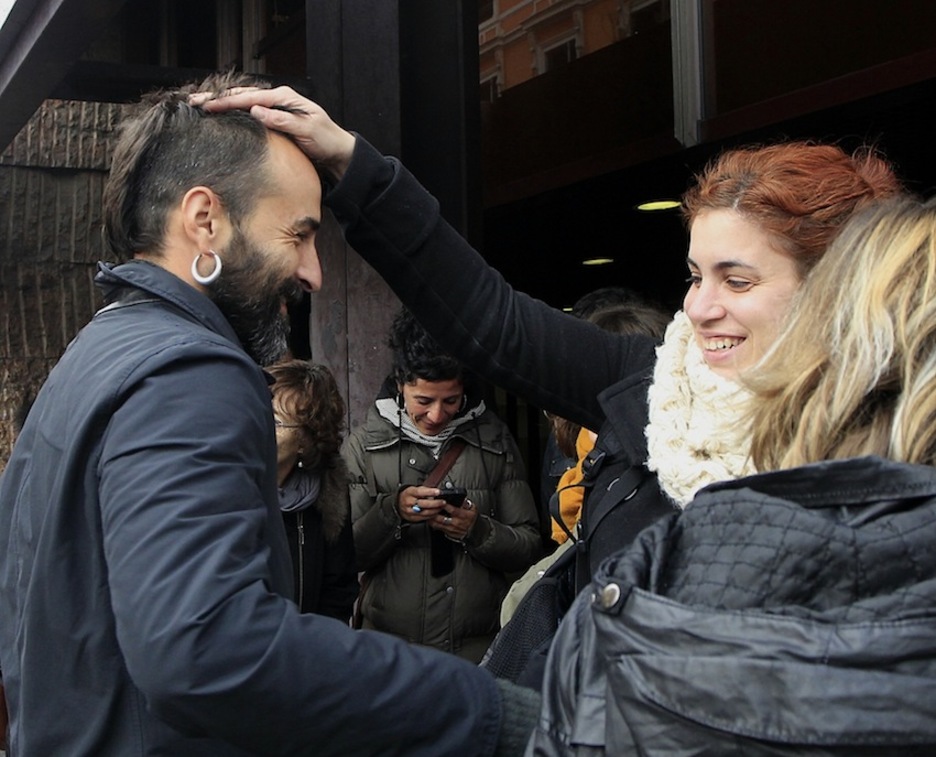 Aiert Larrarte eta Jaione Karrera, abokatuak biak, espetxetik kanpo. (J. DANAE/ARGAZKI PRESS) Aiert Larrarte eta Jaione Karrera, abokatuak biak, espetxetik kanpo. (J. DANAE/ARGAZKI PRESS)