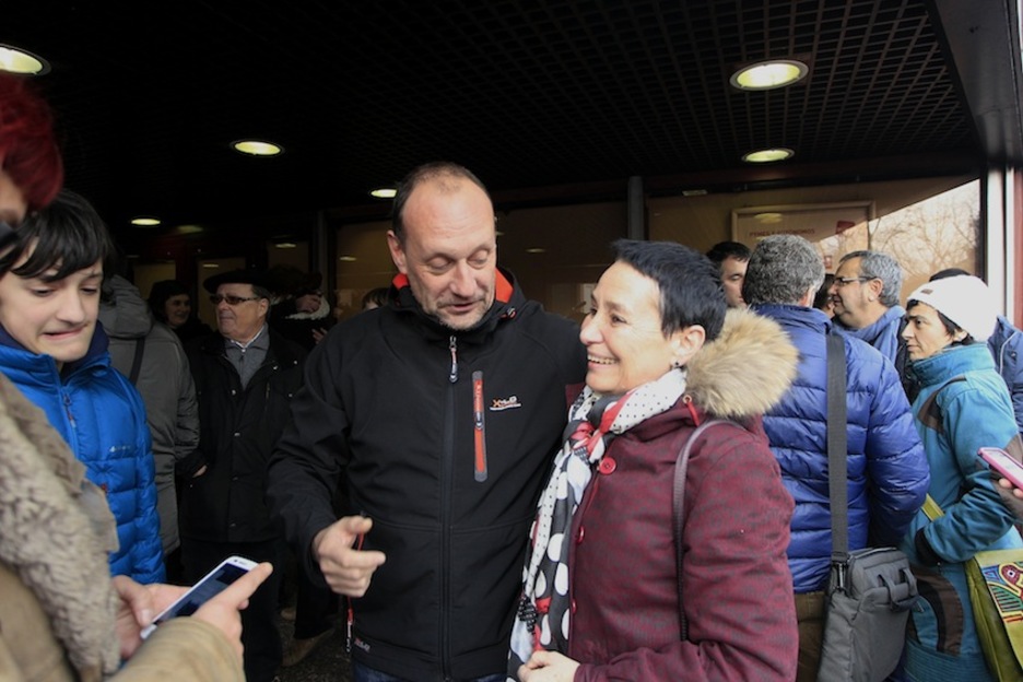 Alfonso Zenon, atxilotuetako bat, Jone Goirizelaia abokatuarekin. (J. DANAE/ARGAZKI PRESS) Alfonso Zenon, atxilotuetako bat, Jone Goirizelaia abokatuarekin. (J. DANAE/ARGAZKI PRESS)