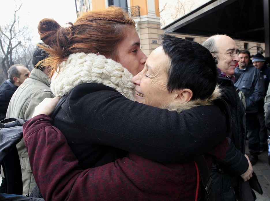 Jaione Karrera eta Jone Goirizelaiaren arteko besarkada. (J. DANAE/ARGAZKI PRESS) Jaione Karrera eta Jone Goirizelaiaren arteko besarkada. (J. DANAE/ARGAZKI PRESS)