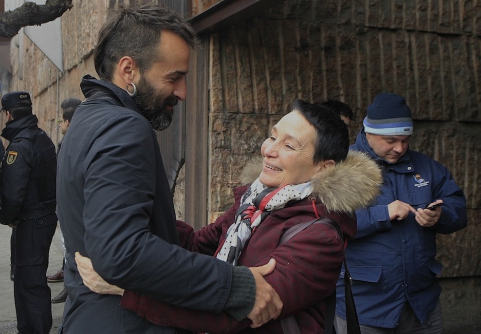 Aier Larrarte, Jone Goirizelaiarekin batera. (J. DANAE/ARGAZKI PRESS) Aier Larrarte, Jone Goirizelaiarekin batera. (J. DANAE/ARGAZKI PRESS)