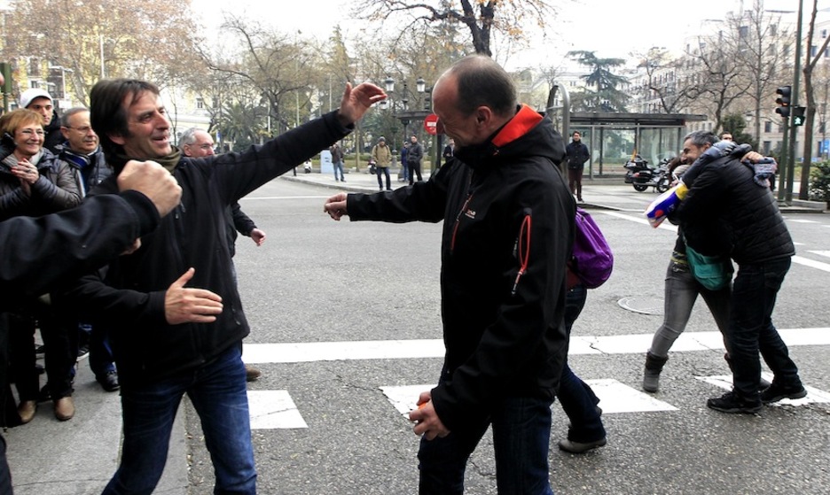 Alfonso Zenon eta Kepa Manzisidor, besteak beste, Audientzia Nazionala utzi eta senide eta lagunengana bidean. (J. DANAE/ARGAZKI PRESS) Alfonso Zenon eta Kepa Manzisidor, besteak beste, Audientzia Nazionala utzi eta senide eta lagunengana bidean. (J. DANAE/ARGAZKI PRESS)
