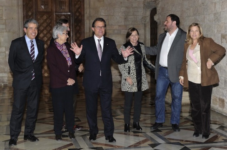 Artur Mas y Oriol Junqueras, junto a miembros del Govern, la ANC, Ómnium y la AMI. (Josep LAGO/AFP PHOTO)
