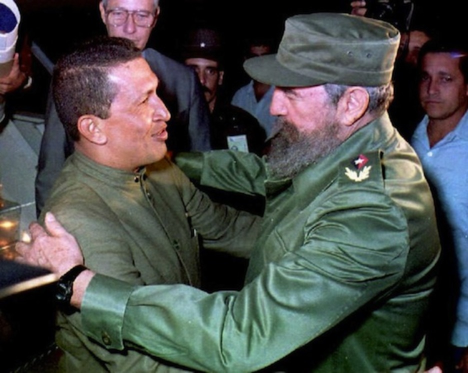 Abrazando al líder venezolano Hugo Chavez, en el año 1994.