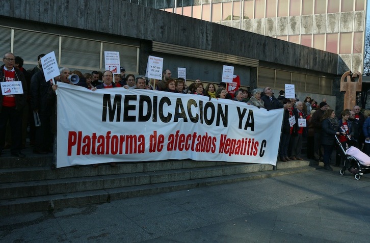 Movilización el 10 de enero en Bilbo en demanda de mediación adecuada para la hepatitis C. (Gotzon ARANBURU)