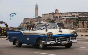 Un taxi circula por La Habana. (Yamil LAGE/AFP PHOTO)