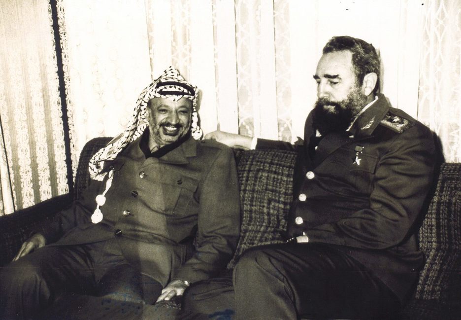 Junto al político palestino y fundador de Al-Fatah,Yasir Arafat. 