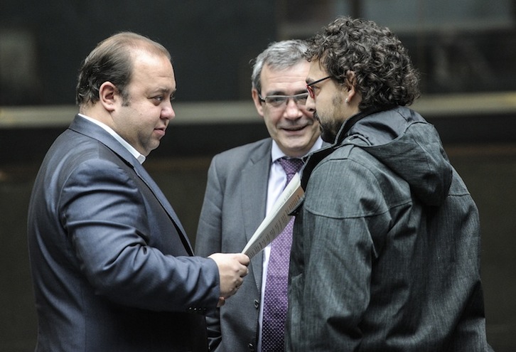 Eloy Villanueva (PP), Javier Caballero (UPN) y Txema Mauleon (I-E) hablan durante el pleno. (Jagoba MANTEROLA/ARGAZKI PRESS). 