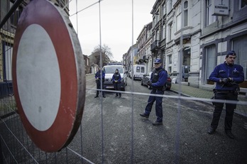 La Policía mantiene cerrada la calle de Verviers en la que se produjo el tiroteo. (Nicolas LAMBERT / AFP)  