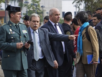 Nils Muiznieks, el tercero por la izquierda, en su reciente visita a Melilla. (Angela RIOS/AFP PHOTO)