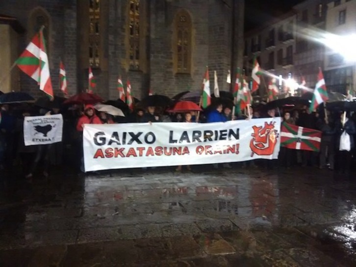 Elkarretaratzea Arrasateko plazan. (@Ion_Salgado)