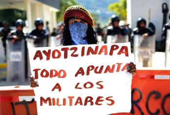Una joven protesta por los estudiantes de Ayotzinapa. (Pedro PARDO/AFP PHOTO)