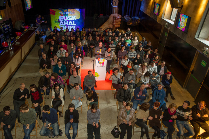 Ekitaldi jendetsua burutu dute Iruñeako Zentral Cafe Teatron. (Iñigo URIZ / ARGAZKI PRESS)