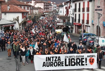 1600 pertsona elkarturik "Intza, Aurore eta besteak libre" lelopean egindako manifestazioan. Argazkia: Bob EDME.
