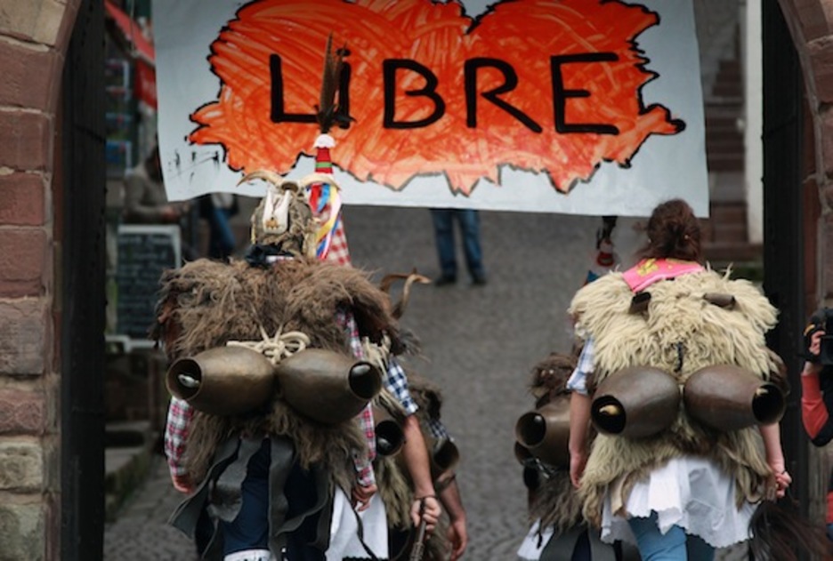 1600 pertsonek "auzi politikorik ez" lelopean, Donibane Garazin mobilizatu dira. 1600 pertsonek "auzi politikorik ez" lelopean, Donibane Garazin mobilizatu dira.