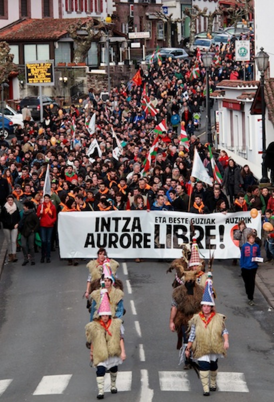 1600 pertsonek "auzi politikorik ez" lelopean, Donibane Garazin mobilizatu dira. 1600 pertsonek "auzi politikorik ez" lelopean, Donibane Garazin mobilizatu dira.