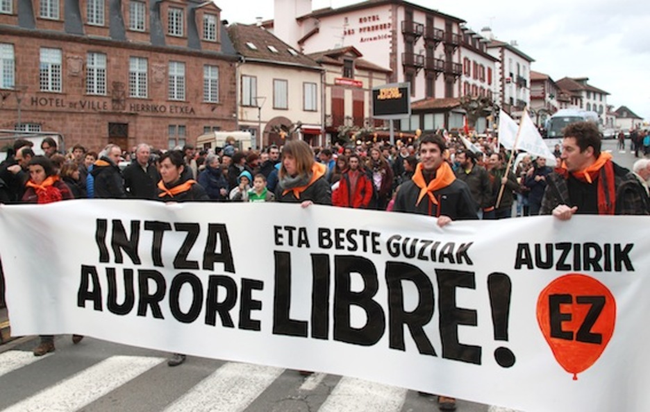 1600 pertsona "auzi politikorik ez" lelopean, Donibane Garazin mobilizatu dira. 1600 pertsona "auzi politikorik ez" lelopean, Donibane Garazin mobilizatu dira.