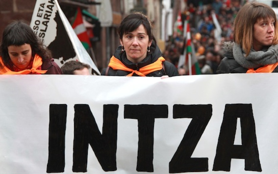 1600 pertsona "auzi politikorik ez" lelopean, Donibane Garazin mobilizatu dira. 1600 pertsona "auzi politikorik ez" lelopean, Donibane Garazin mobilizatu dira.