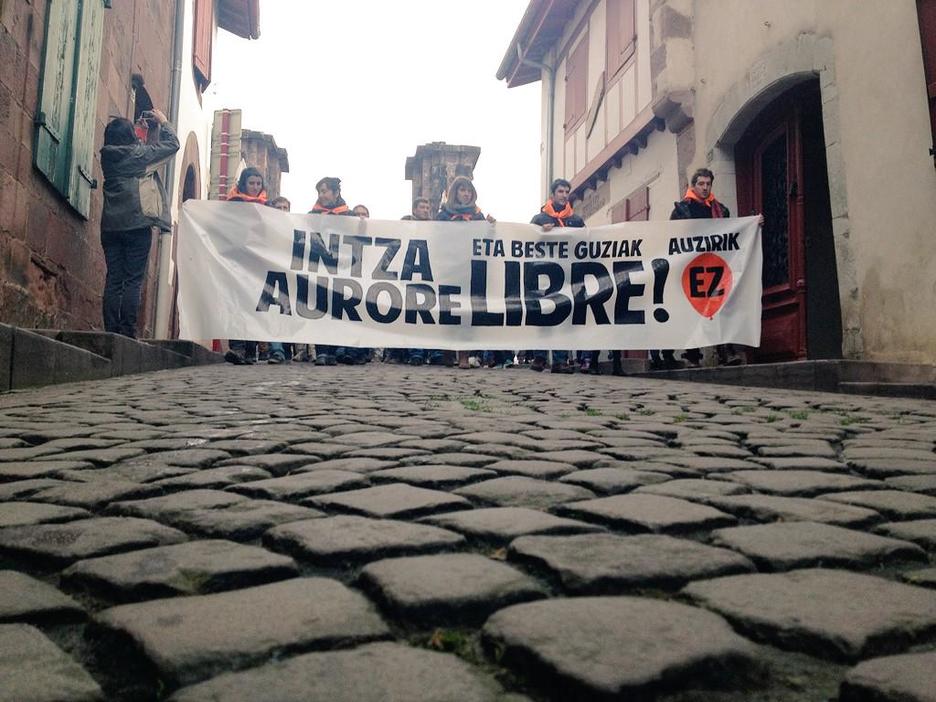 1600 pertsona "auzi politikorik ez" lelopean, Donibane Garazin mobilizatu dira. 1600 pertsona "auzi politikorik ez" lelopean, Donibane Garazin mobilizatu dira.