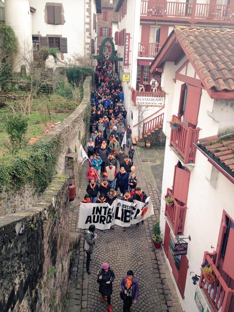 1600 pertsona "auzi politikorik ez" lelopean, Donibane Garazin mobilizatu dira. 1600 pertsona "auzi politikorik ez" lelopean, Donibane Garazin mobilizatu dira.