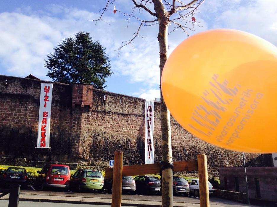 1600 pertsona "auzi politikorik ez" lelopean, Donibane Garazin mobilizatu dira. 1600 pertsona "auzi politikorik ez" lelopean, Donibane Garazin mobilizatu dira.