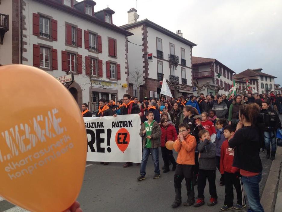 1600 pertsona "auzi politikorik ez" lelopean, Donibane Garazin mobilizatu dira. 1600 pertsona "auzi politikorik ez" lelopean, Donibane Garazin mobilizatu dira.