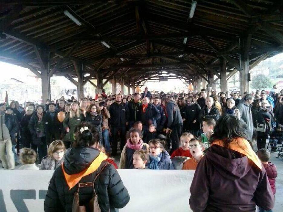 1600 pertsona "auzi politikorik ez" lelopean, Donibane Garazin mobilizatu dira. 1600 pertsona "auzi politikorik ez" lelopean, Donibane Garazin mobilizatu dira.