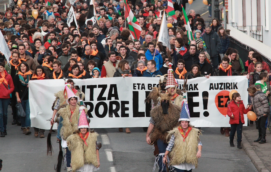 Près de 1 600 personnes ont exigé la fin des "procès politiques" dans les rues de St-Jean-Pied-de-Port. (Bob EDME)