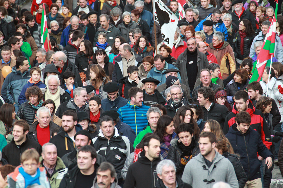 Près de 1 600 personnes ont exigé la fin des "procès politiques" dans les rues de St-Jean-Pied-de-Port. (Bob EDME)