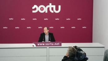 El portavoz de Sortu Pernando Barrena, durante su comparecencia de prensa. (@sortuEH)