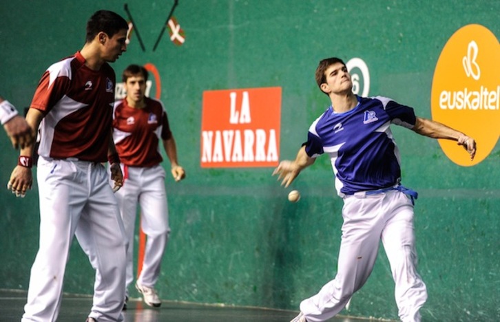 Un momento del partido disputado este lunes en el Beotibar (Jagoba MANTEROLA / ARGAZKI PRESS)