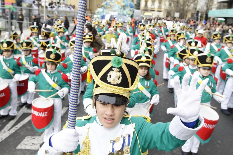 Mundaiz ikastetxeko danborrada udaletxe inguruan.