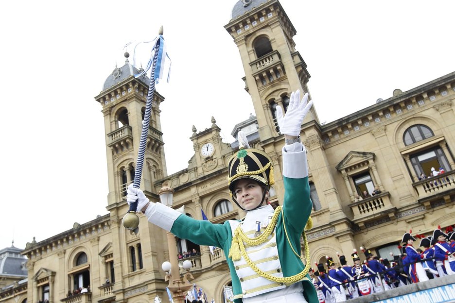 Dotore eta zuzendariaren erritmoari segiz jardun dute milaka haurrek danborradan. (ARGAZKI PRESS)