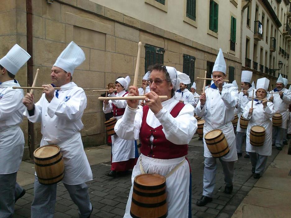Orduek aurrera egin ahala helduek ere danborrak eta upelak hartu dituzte. (Maider IANTZI)