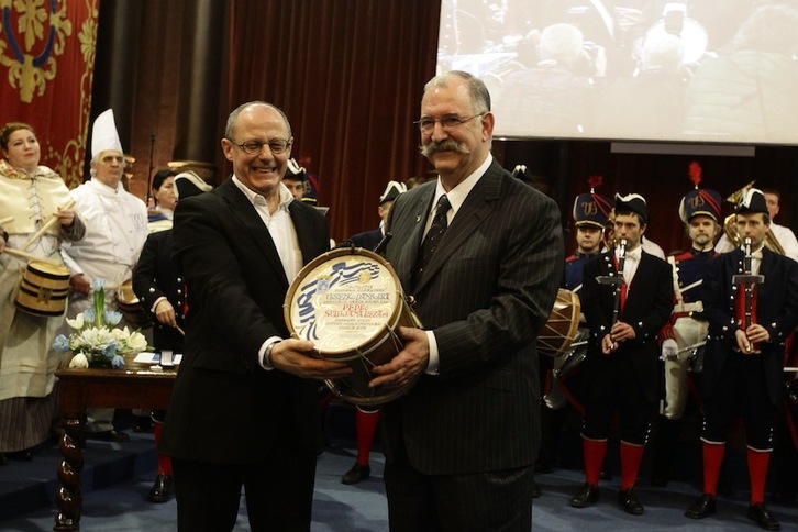 Juan Karlos Izagirre alkatea Pedro Subijanari Urrezko Danborra ematen. (Aritz LOIOLA / ARGAZKI PRESS)