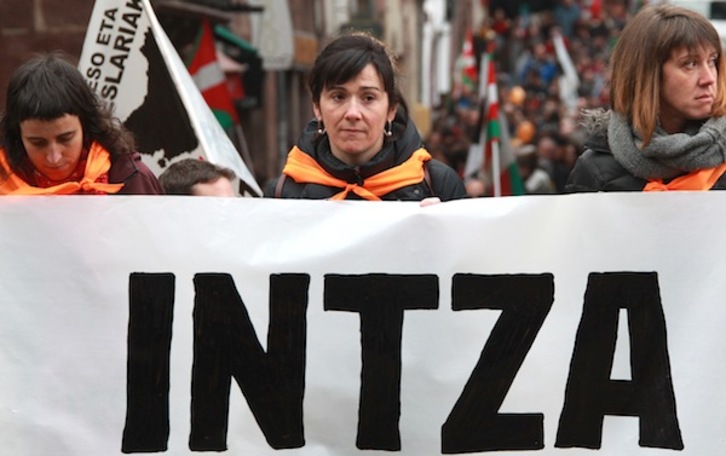 Intza Oxandabarantz, larunabtean Donibane-Garazin burutu en manifestaldian. (Bob EDME / ARGAZKI PRESS)