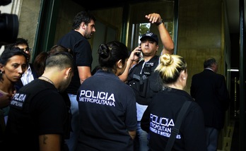 La Policía tras encontrar el cadáver de Nisman. (Alejandro PAGNI / AFP)