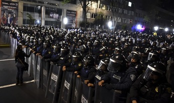 Policías desplegados en Ciudad de México. (Yuri CORTEZ/AFP PHOTO)