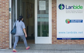 Una mujer entra en las oficinas de Lanbide. (Andoni CANELLADA / ARGAZKI PRESS)