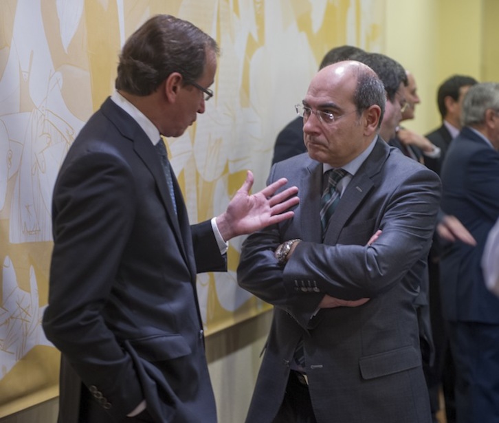 Jon Darpón junto a Alfonso Alonso. (Juanan RUIZ / ARGAZKI PRESS)