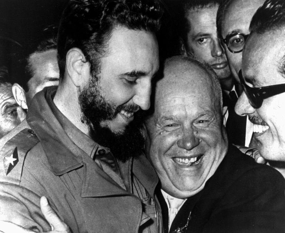 Recibe el abrazo del líder soviético Nikita Khrushchev en las Naciones Unidas, en 1960. (Marty LEDERHANDLER)