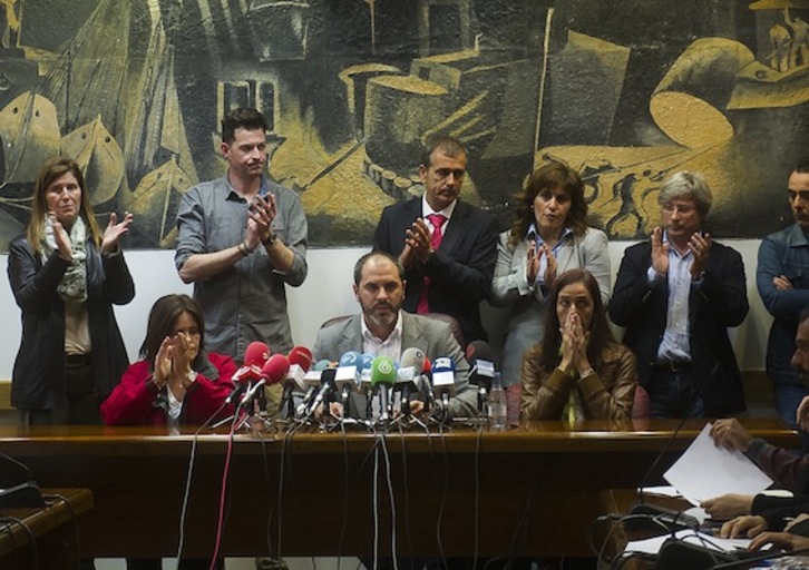 El alcalde de Sestao, Josu Bergara, compareció arropado por su equipo de Gobierno tras la denuncia de Sos Racismo. (Luis JAUREGIALTZO/ARGAZKI PRESS)