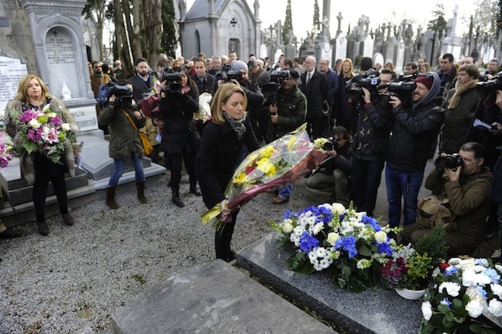 Ofrenda floral en memoria de Gregorio Ordóñez. (Ander GILLENEA/AFP PHOTO)