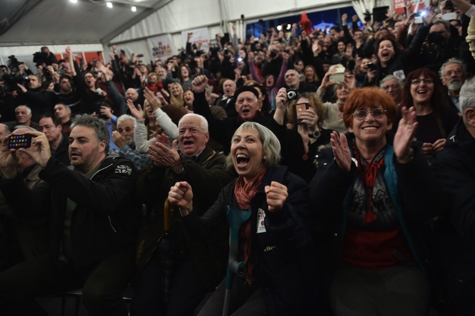 Alegría de los seguidores de Syriza tras conocerse los primeros resultados. (Aris MESSINIS/AFP)