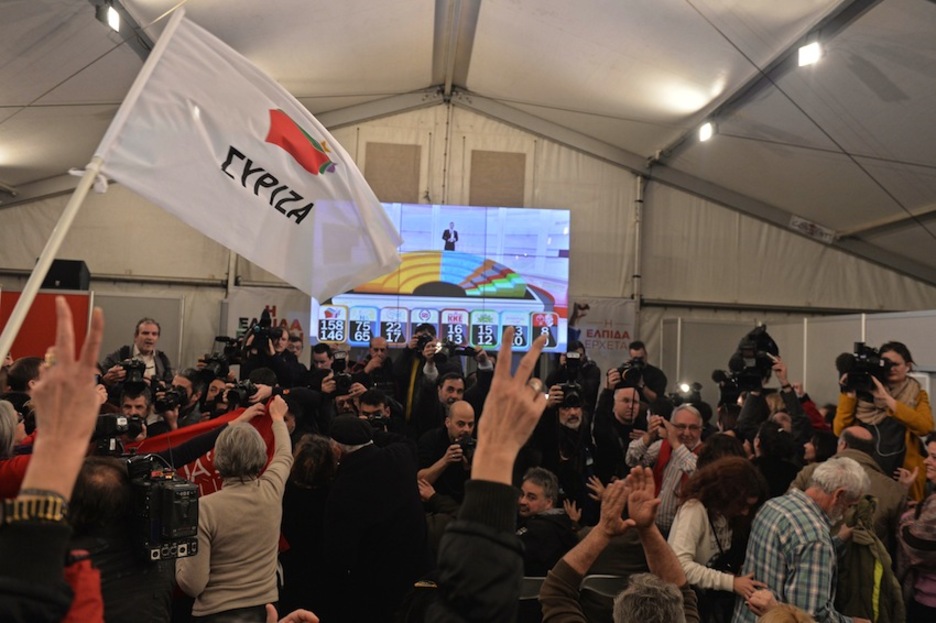 Había una gran expectación en la carpa de Syriza donde se reunieron sus partidarios para hacer el seguimiento de los resultados electorales. (Louisa GOULIAMAKI/AFP)