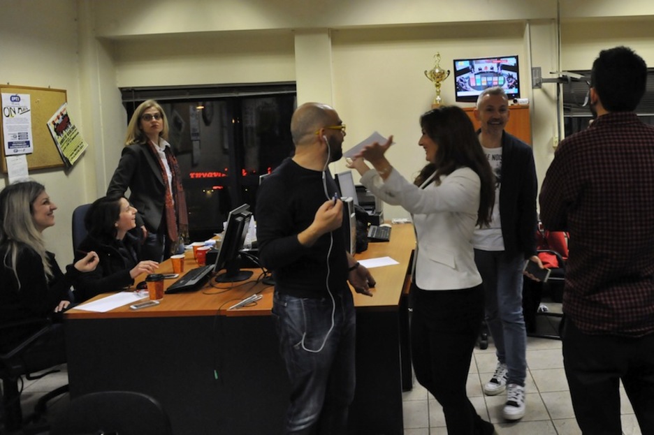 Trabajadores de la televisión pública griega, cerrada en junio de 2013, celebran los resultados electorales. (Sakis MITROLIDIS/AFP)