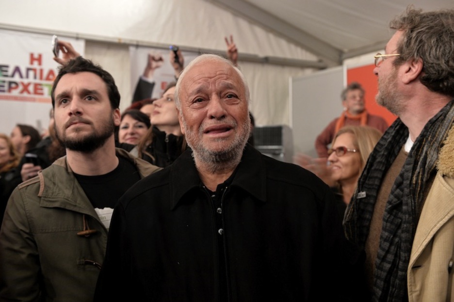La emoción se apoderó de algunos votantes de Syriza. (Louisa GOULIAMAKI/AFP)