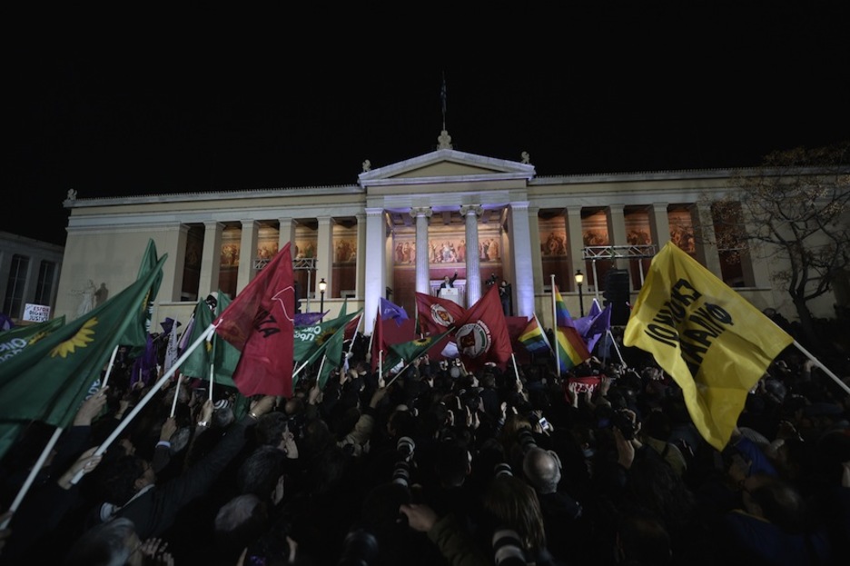 El líder de Syriza, Alexis Tsipras, tomó la palabra ante sus seguidores tras la victoria electoral. (Aris MESSINIS/AFP)