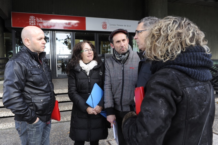 Varios de los afectados por el hepatitis C, tras reunirse con Marta Vera. (ARGAZKI PRESS)