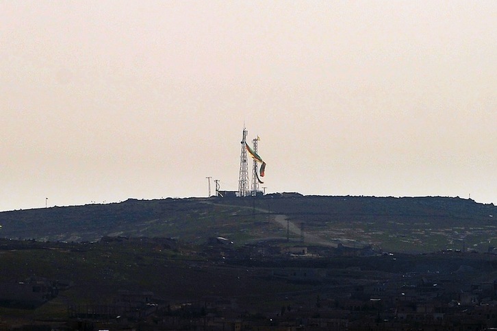 La bandera de las Unidades de Protección del Pueblo kurdas ondea en la ciudad de Kobane. (AFP)