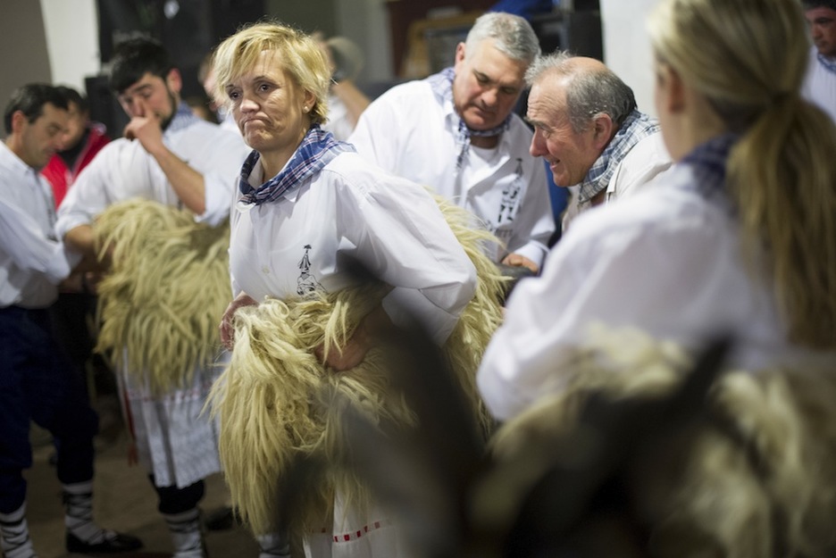 El rito de la colocación de los enormes cencerros. (Iñigo URIZ / ARGAZKI PRESS)